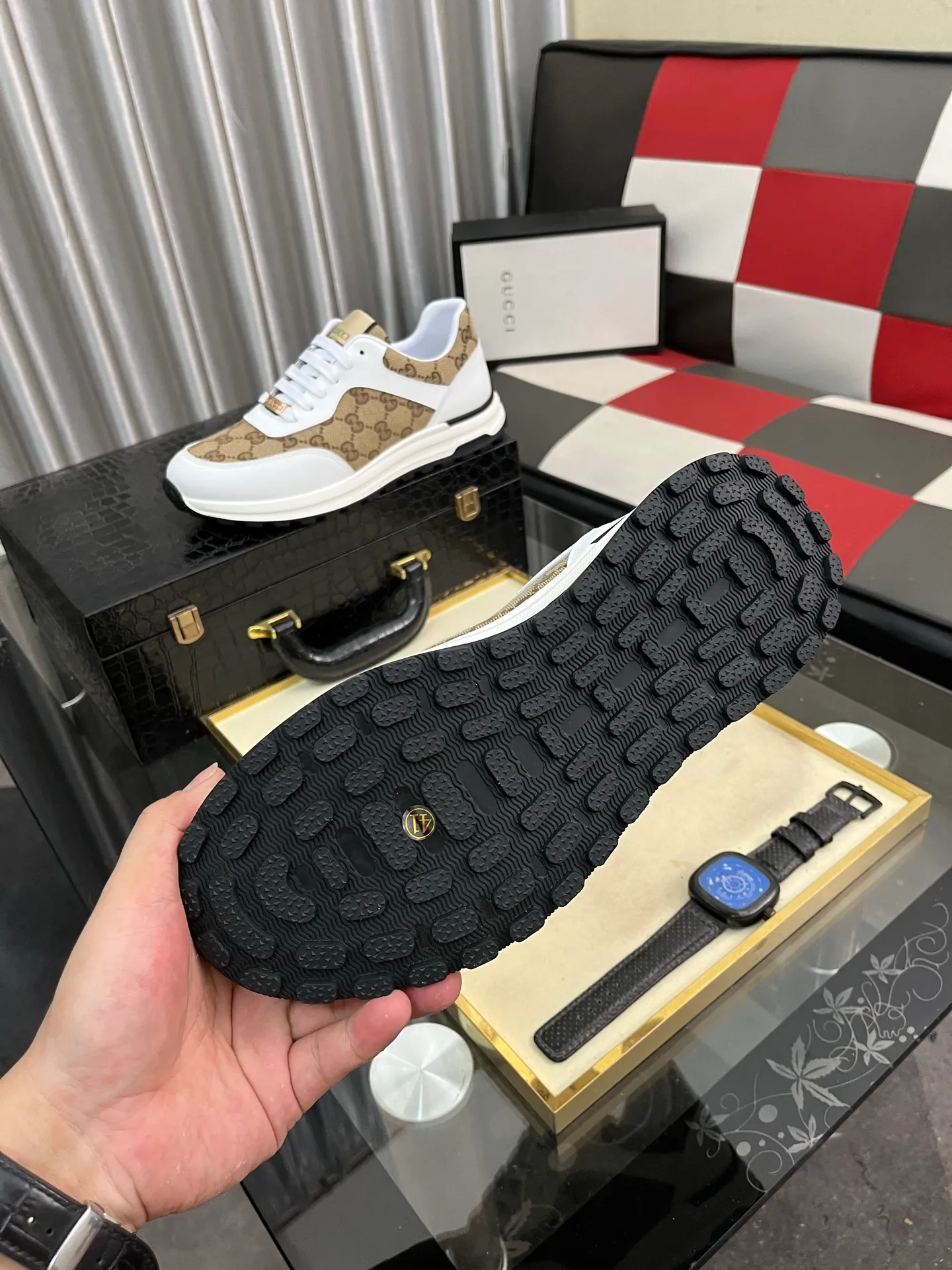 Men's shoes💰420⌚️⌚️[GUCCI] Gucci men's casual shoes are absolutely popular🔥The ultimate matching item for trendy men! The charm of super texture is irresistible, the main recommendation, the flower leather color is bright! The upper is made of high-quality cowhide + breathable fabric, sheepskin feet, wear-resistant rubber sole, noble and elegant! Extremely comfortable🎁🎁You can be as handsome as you want💪 38-442️⃣colors available